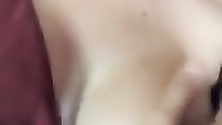 Apre la maglietta e mi mostra le tette