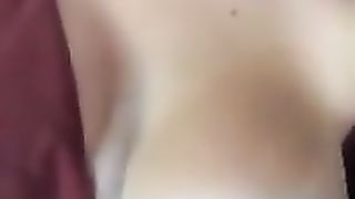 Apre la maglietta e mi mostra le tette