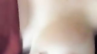 Apre la maglietta e mi mostra le tette