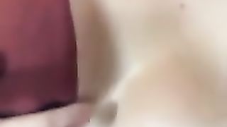 Apre la maglietta e mi mostra le tette