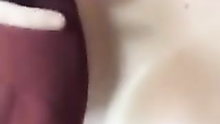 Apre la maglietta e mi mostra le tette