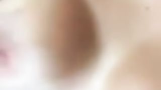 Apre la maglietta e mi mostra le tette