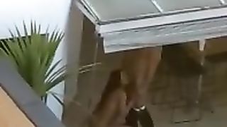 Coppia beccata a trombare in terrazzo dal vicino