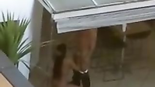 Coppia beccata a trombare in terrazzo dal vicino