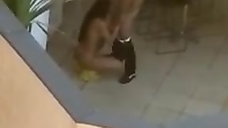 Coppia beccata a trombare in terrazzo dal vicino