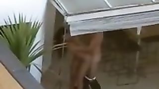 Coppia beccata a trombare in terrazzo dal vicino