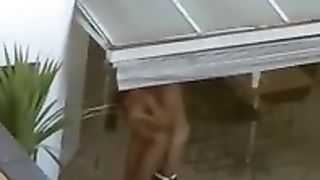 Coppia beccata a trombare in terrazzo dal vicino