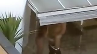 Coppia beccata a trombare in terrazzo dal vicino