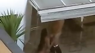 Coppia beccata a trombare in terrazzo dal vicino