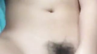 Bella fighetta pelosa asiatica si masturba