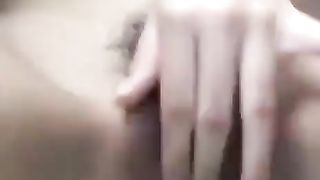 Bella fighetta pelosa asiatica si masturba