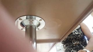 La mia amica porca spiata sotto il tavolo