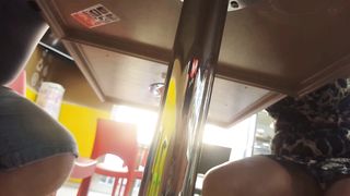 La mia amica porca spiata sotto il tavolo