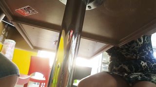 La mia amica porca spiata sotto il tavolo