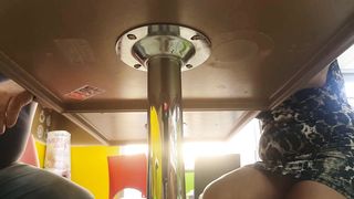 La mia amica porca spiata sotto il tavolo