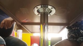 La mia amica porca spiata sotto il tavolo