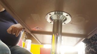 La mia amica porca spiata sotto il tavolo