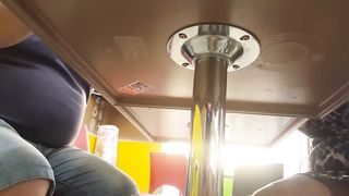 La mia amica porca spiata sotto il tavolo