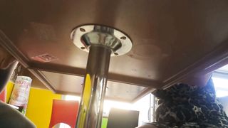 La mia amica porca spiata sotto il tavolo