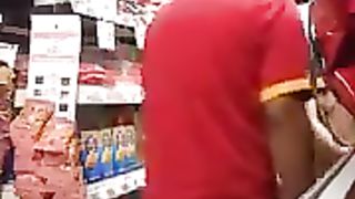 Beccata a masturbarsi nel supermercato