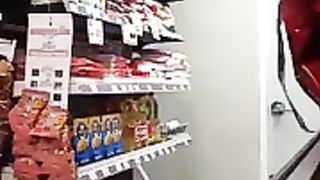 Beccata a masturbarsi nel supermercato