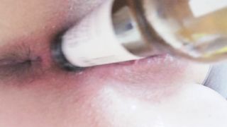 18enne si masturba con una bottiglia in terrazzo