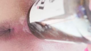 18enne si masturba con una bottiglia in terrazzo