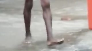 Negro gira nudo col mega cazzone ciondolante