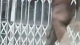 Negro gira nudo col mega cazzone ciondolante