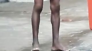 Negro gira nudo col mega cazzone ciondolante