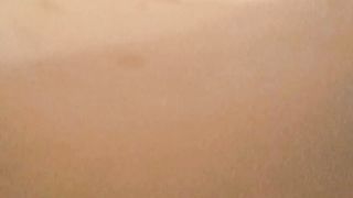 Spio una MILF nel bagno