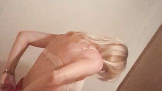 Spio una MILF nel bagno