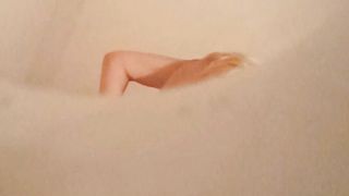 Spio una MILF nel bagno