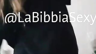 STUDENTESSA ITALIANA SI MASTURBA NEL BAGNO