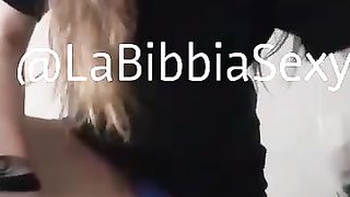 STUDENTESSA ITALIANA SI MASTURBA NEL BAGNO