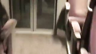 La sua ragazza glielo succhia in treno