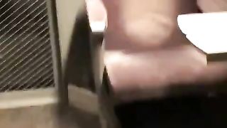 La sua ragazza glielo succhia in treno