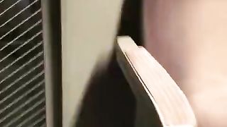 La sua ragazza glielo succhia in treno