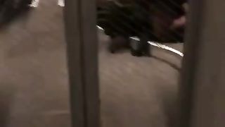 La sua ragazza glielo succhia in treno