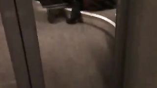 La sua ragazza glielo succhia in treno