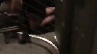 La sua ragazza glielo succhia in treno