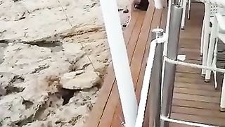 Spiati in spiaggia mentre scopano