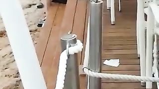 Spiati in spiaggia mentre scopano