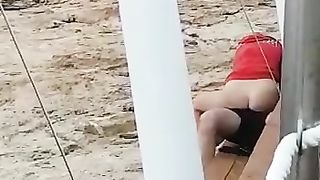 Spiati in spiaggia mentre scopano