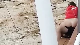 Spiati in spiaggia mentre scopano