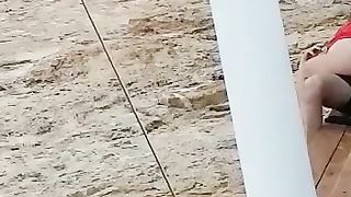 Spiati in spiaggia mentre scopano