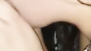 Chiara succhia i cazzi degli amici