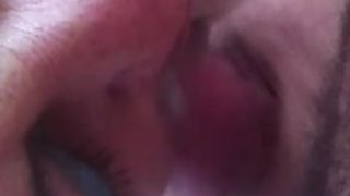 Ama tanto succhiarmelo mentre il marito è a casa...