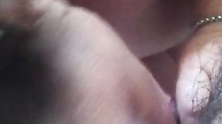 Ama tanto succhiarmelo mentre il marito è a casa...