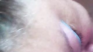 Ama tanto succhiarmelo mentre il marito è a casa...